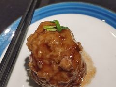 鸭蛋黄狮子头-梅飞酒家(名辉豪庭店)