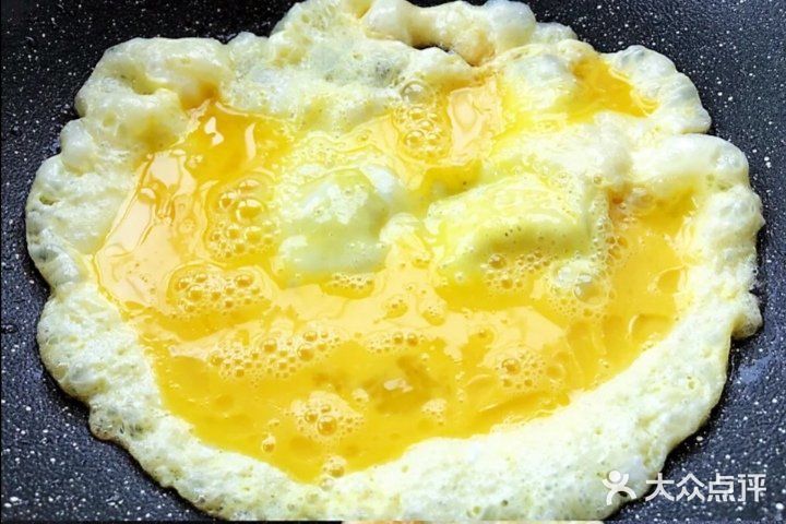 鸡蛋炒熟，面条煮五分钟出锅。第二步 锅中烧油放蒜末