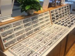 -MiRi眼镜连锁·蔡司·尼康控优点合作店(莘庄店)