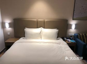 智选假日酒店。 位置很好位于奥体旁边。从窗户就可以看