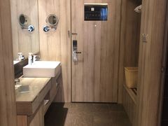 -西安大雁塔科技大学地铁站亚朵酒店