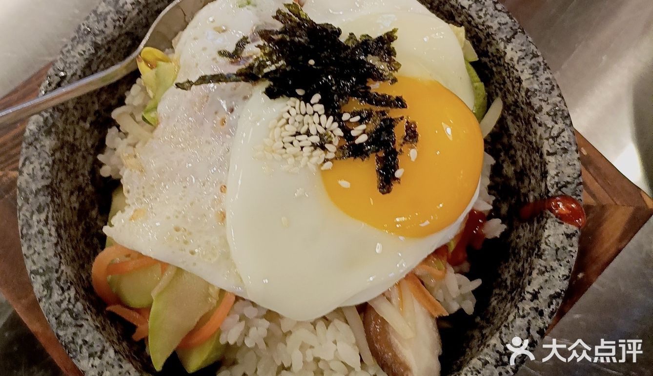 这一桌肉，我一个人都吃完了！