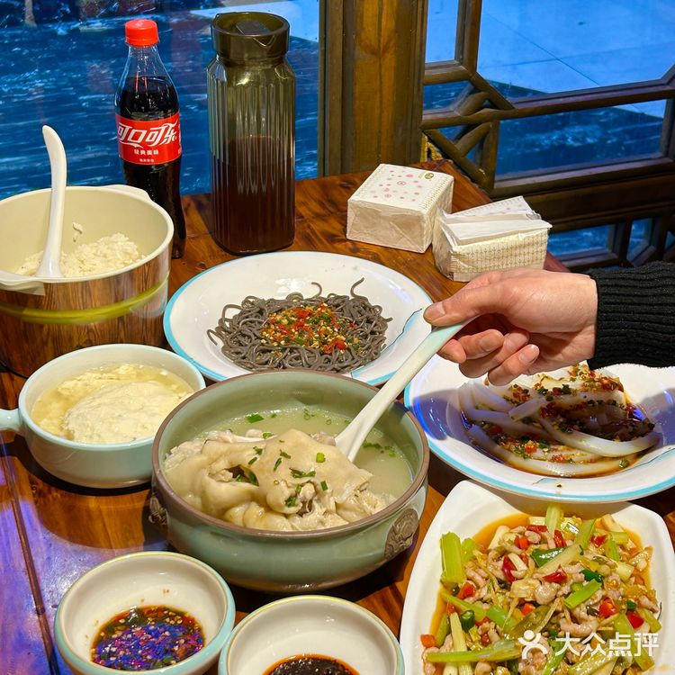 在解放碑!30年老店吃平价蹄花汤👅