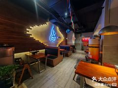 -何师烧烤·小龙虾·江湖川菜·精酿啤酒(成温店)