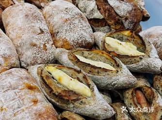 芳华街的谷悟面包，买了一堆