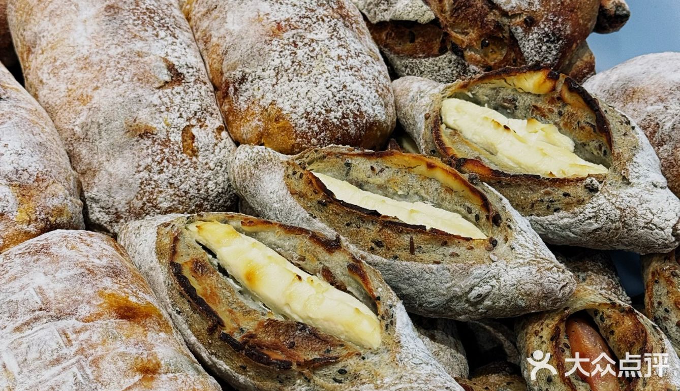 芳华街的谷悟面包，买了一堆