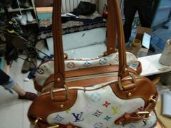 -京伟修鞋洗鞋奢侈品皮具护理店