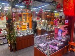 -灵彩珠宝(朗香街店)