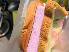 彩虹吐司夹香芋冰淇凌-詹爷爷乌节路街头冰淇淋
