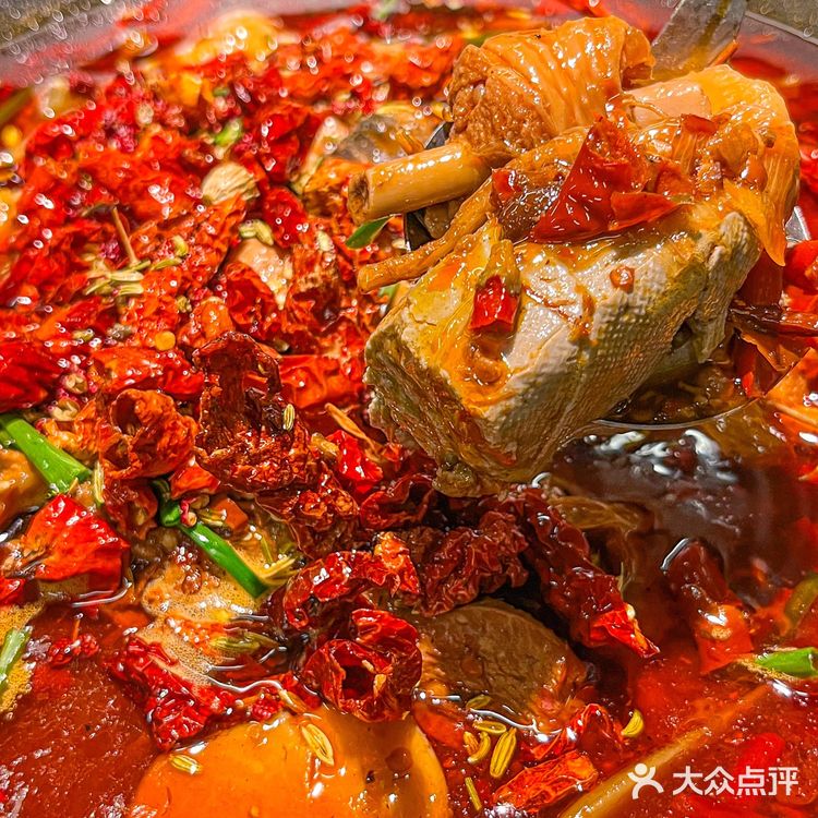 这一锅麻辣鲜香的芋儿鸡谁能拒绝的了呀！！香喷喷😋