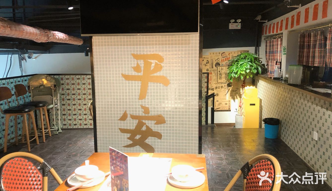 摩天轮下的港式排挡吃的是情调