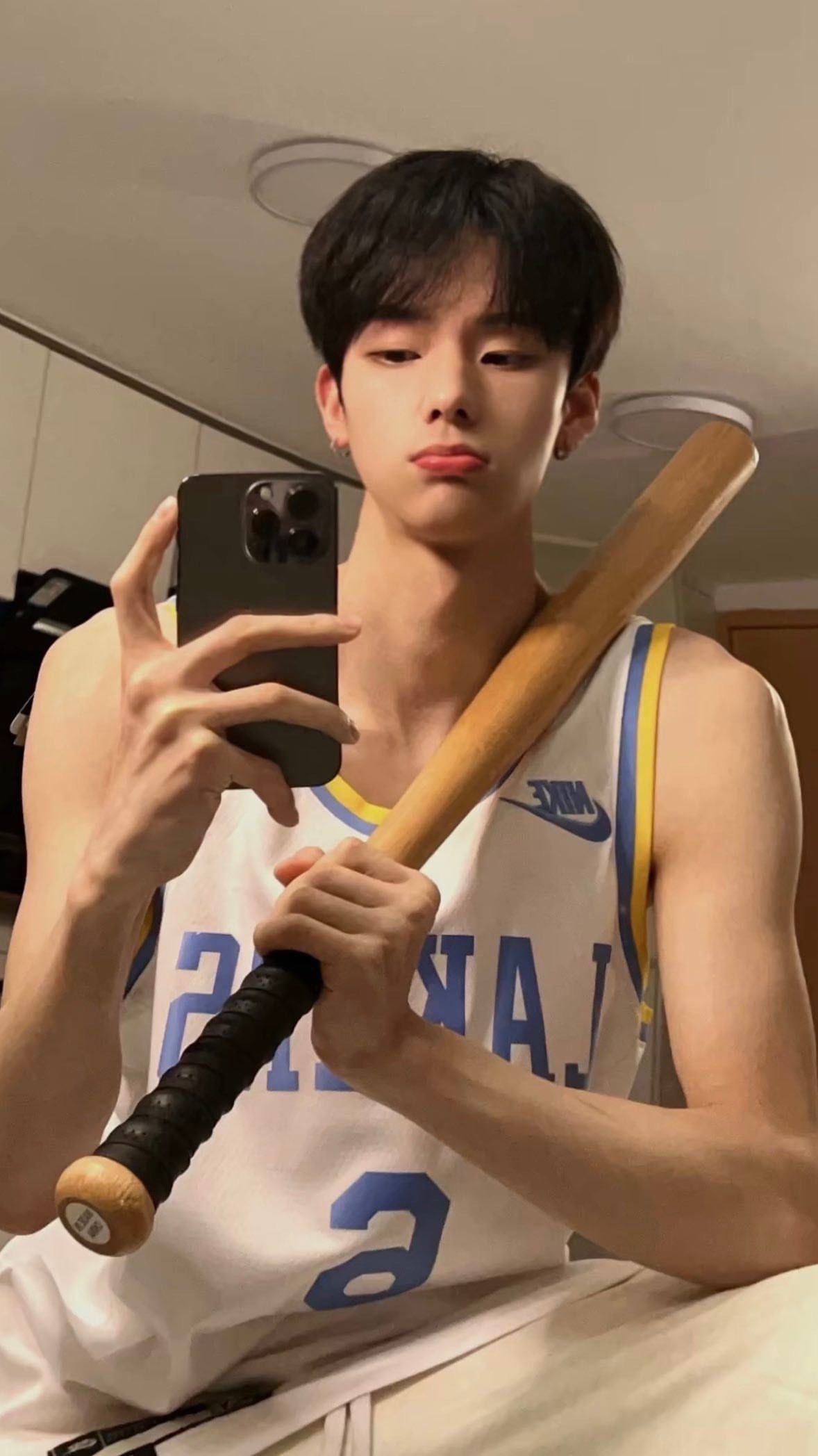 小肌肉男孩秀肌肉