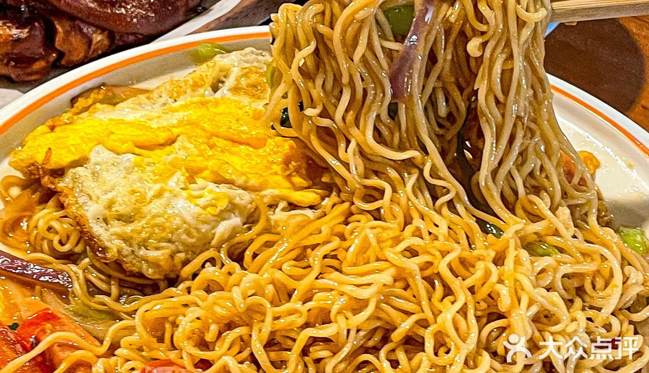 在李村吃到了这家超软糯的猪蹄子！！一顿炫仨！