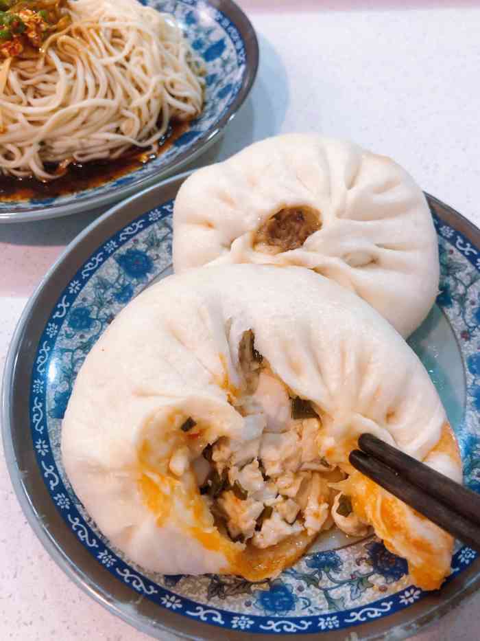 建德大包(凤起路店)-"夜暮下的凤起路建德包子店堂内围坐着忙碌一.