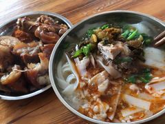 -鸿浩扒猪脚米线