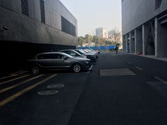 -上海当代艺术博物馆-地面停车场