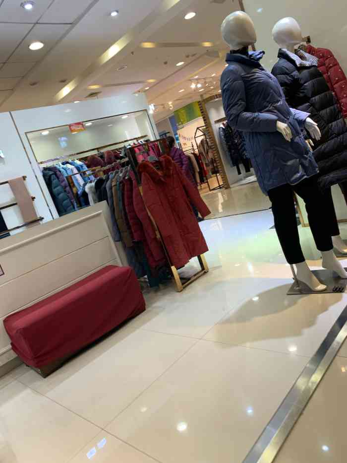 女装美岛专柜-"没找你装,感觉是做中年女性的品牌的服饰,.