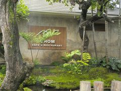 -Chom Cafe and Restaurant