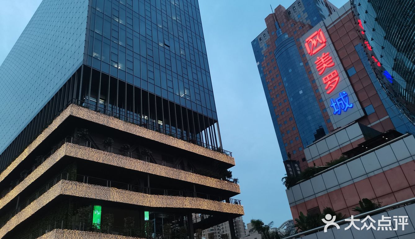 厚实的座椅供行人小憩，因此，这里可以定位为一个公园