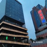厚实的座椅供行人小憩，因此，这里可以定位为一个公园