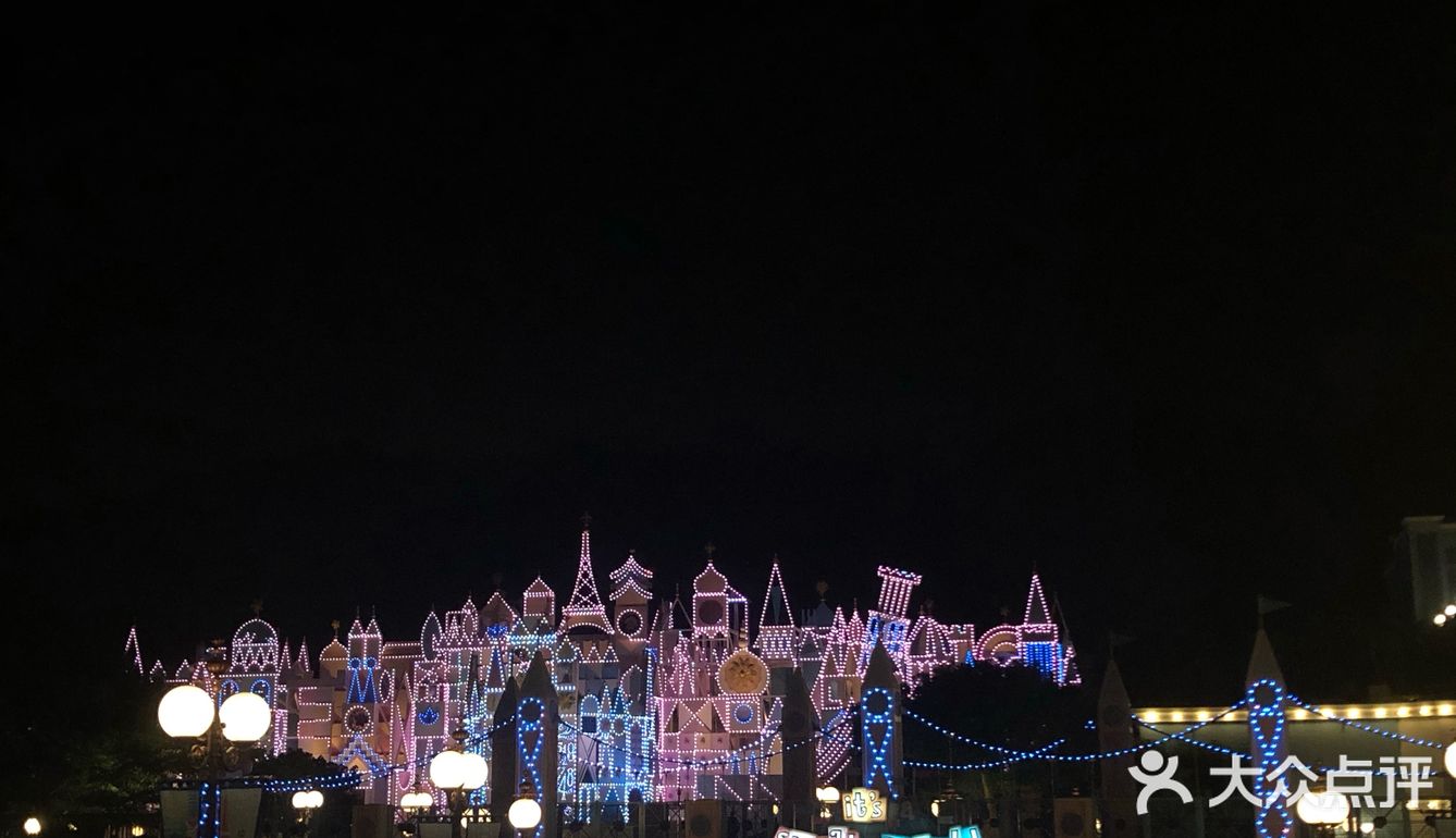 吃完晚饭 接着去看看夜景 还有体验了最刺激的星际穿越