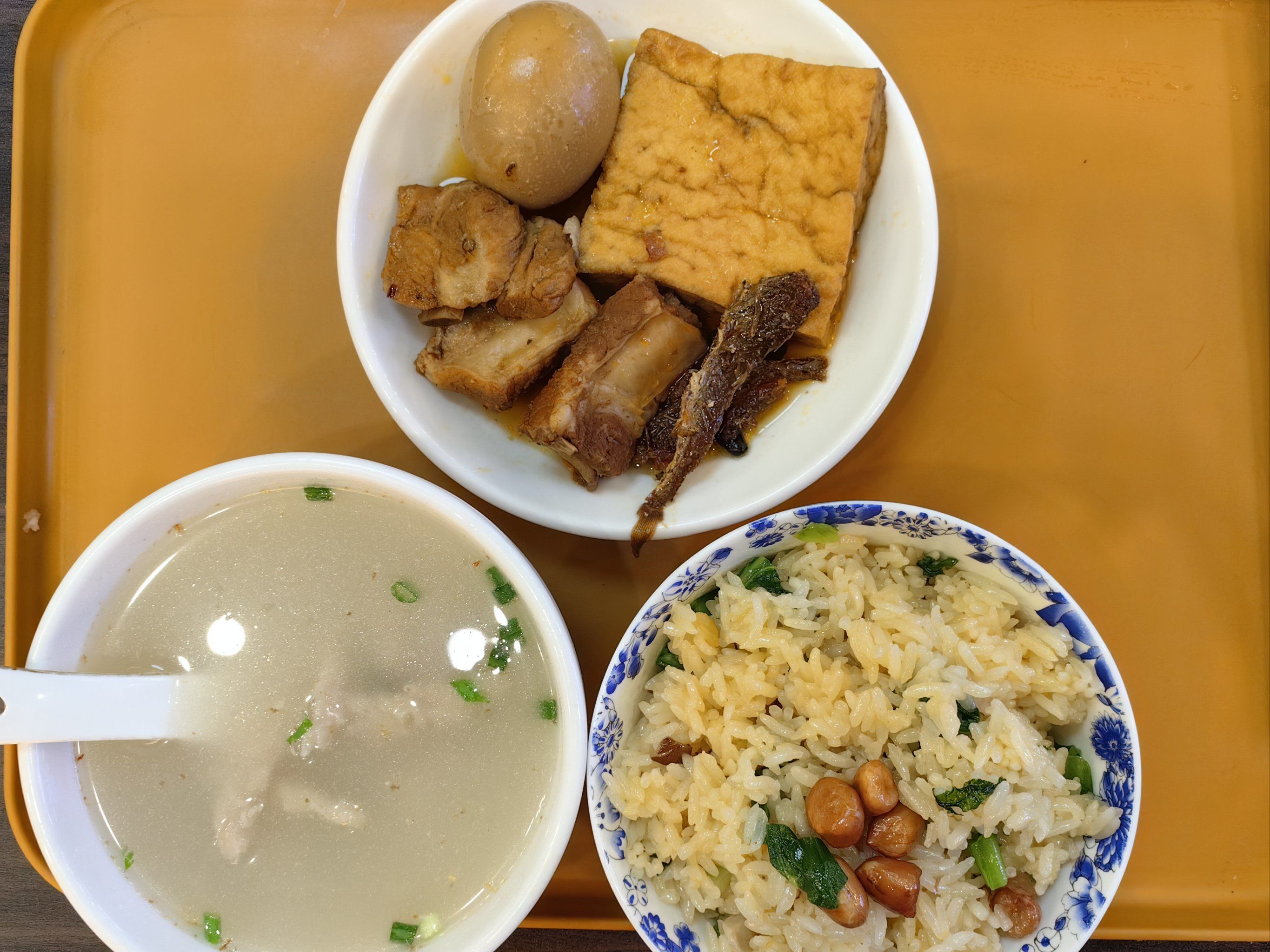 瘦肉嫩滑爽口,咸饭香喷喷的,卤菜拼盘实惠