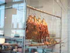 橱窗里的烧鸭-百事佳烧鸭牛腩(上海虹桥站店)