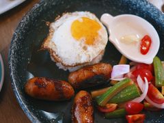 菲律宾香肠煎蛋配渍蔬菜-Mesa Madre梅萨妈妈·Bintana(国贸店)