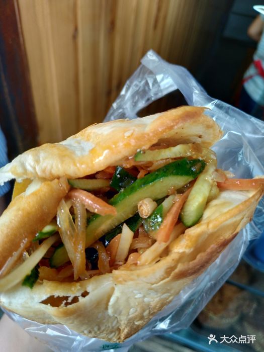 方酥锅盔锅盔夹三丝图片