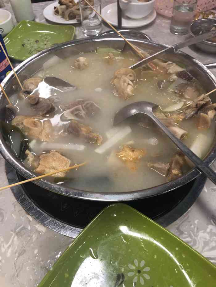 三川咸货火锅-"朋友不想等位,就去了原三川的小门店据说.