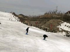 -采薇庄园四季滑雪场