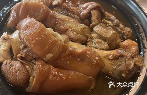 Braised Pork Knuckle in Clay Pot