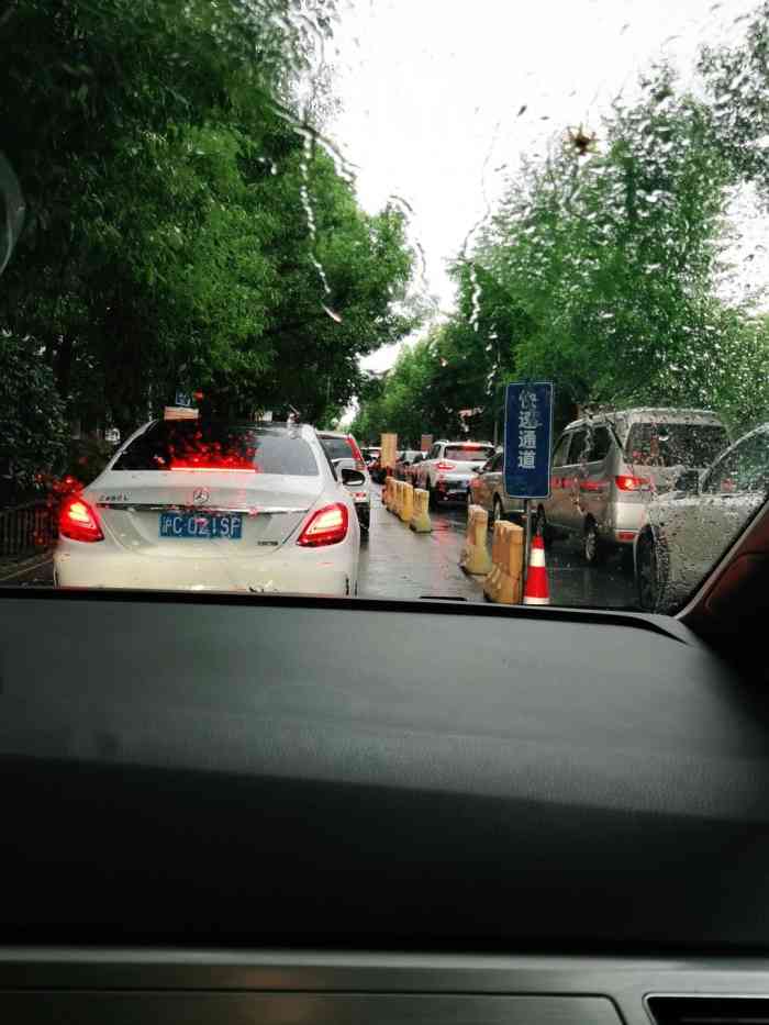 打分 从楼上的停车场开始堵,而且查不到停车缴费信息,太差