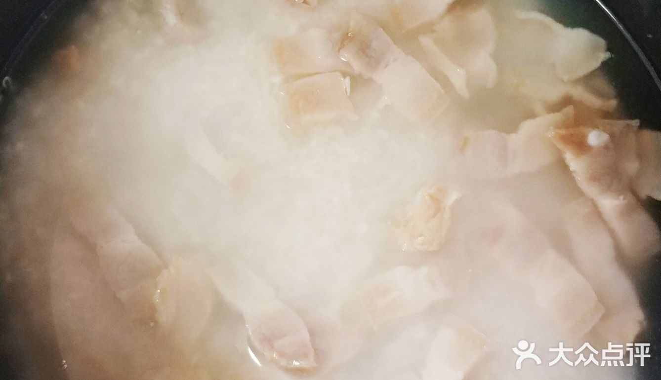 香喷喷的猪油菜饭，油亮亮的米饭，腊肉的咸香，太好吃！