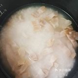 香喷喷的猪油菜饭，油亮亮的米饭，腊肉的咸香，太好吃！