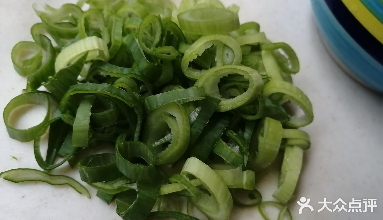 切一个西红柿。吃完西红柿就挺饱的了