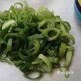 切一个西红柿。吃完西红柿就挺饱的了
