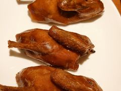 招牌脆皮乳鸽-杭州JW万豪酒店-万豪中餐厅