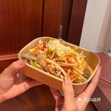 老板还给我们加了米线有鸡爪、鱼皮、鱿鱼须等