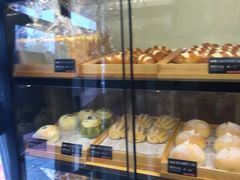 面包甜点陈列柜-啊噗吐呦现场烘焙(麦凯乐店)