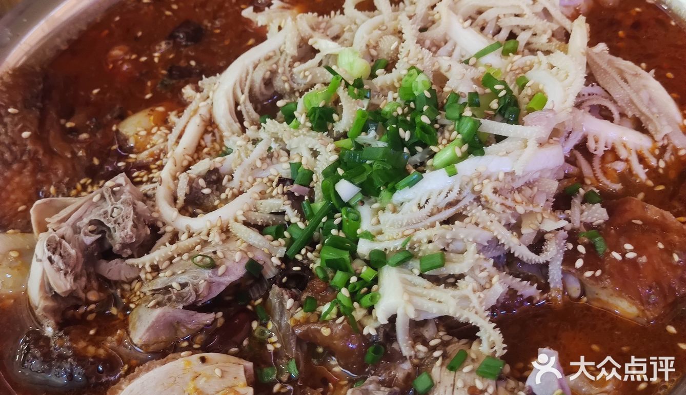 关键是他们家量大！两个女孩子都吃不完！米饭很香！