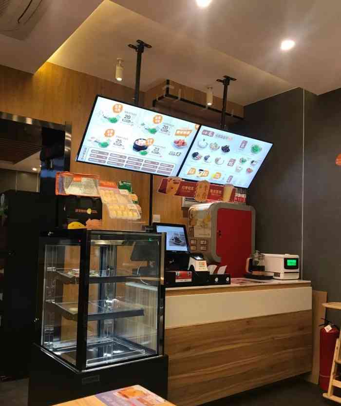 满宝馄饨(hrb革新街店)-"装修简约,店内特别干净卫生!吧台点餐,.