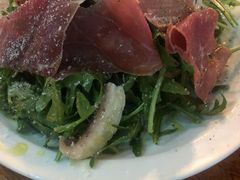 芝麻菜沙拉配风干火腿-羽深肉铺 Steak & Wine