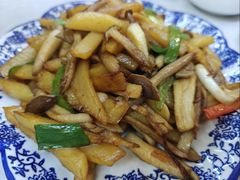 鹿茸菌炒土豆-边疆缘正宗腾冲风味菜馆(腾冲店)