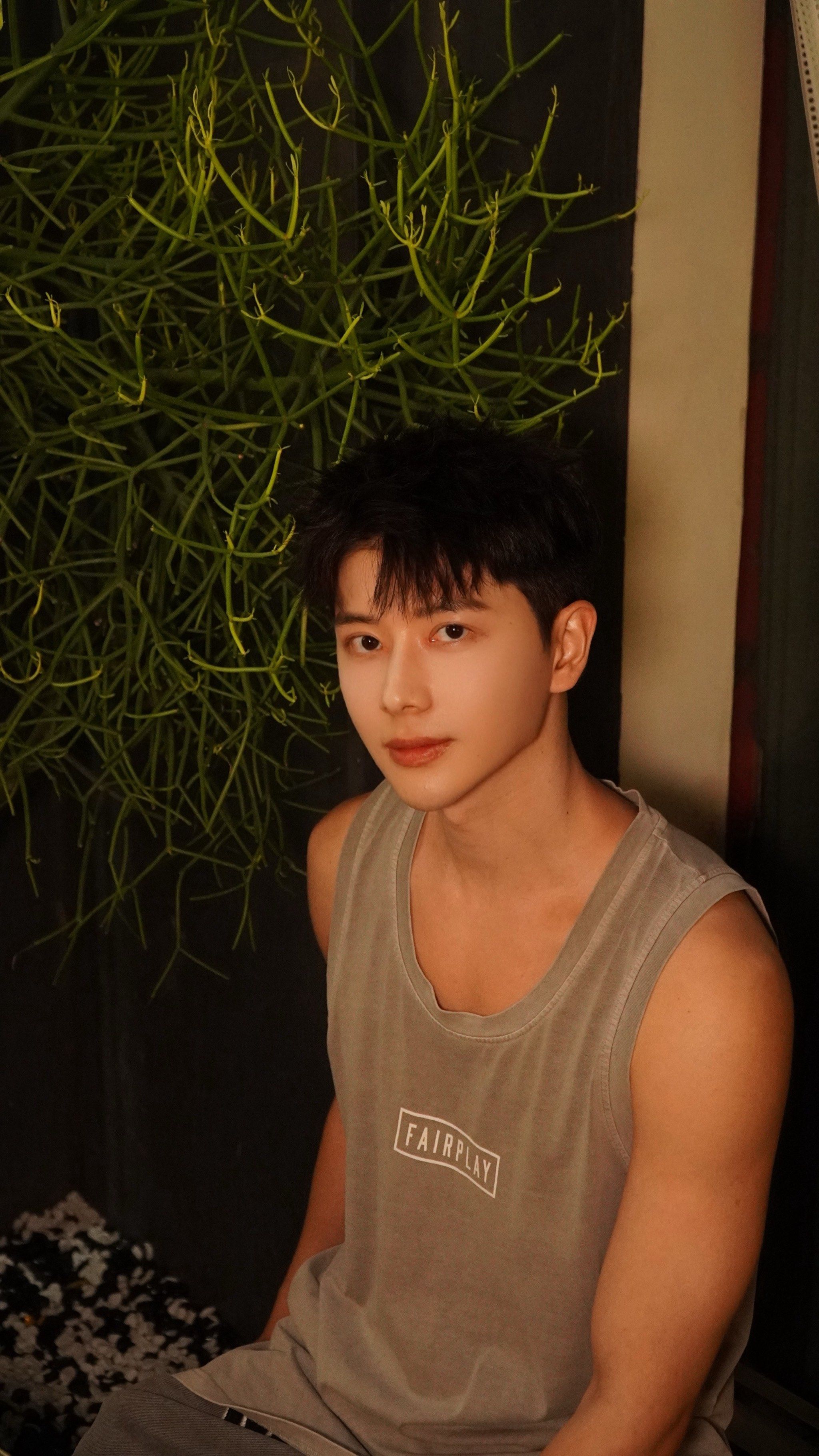 小肌肉男孩秀肌肉