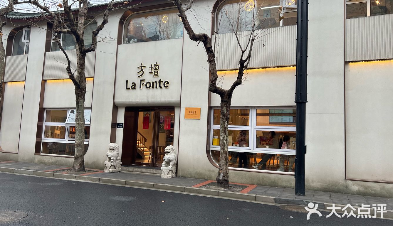 这里的咖啡店作为玉佛寺的咖啡店还是蛮有特色的