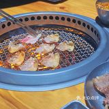 这家烤肉店真解放双手！体会帅哥烤肉的快乐！