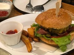 27&nbsp;牛肉汉堡-HELLO 27 意面·沙拉·帕尼尼