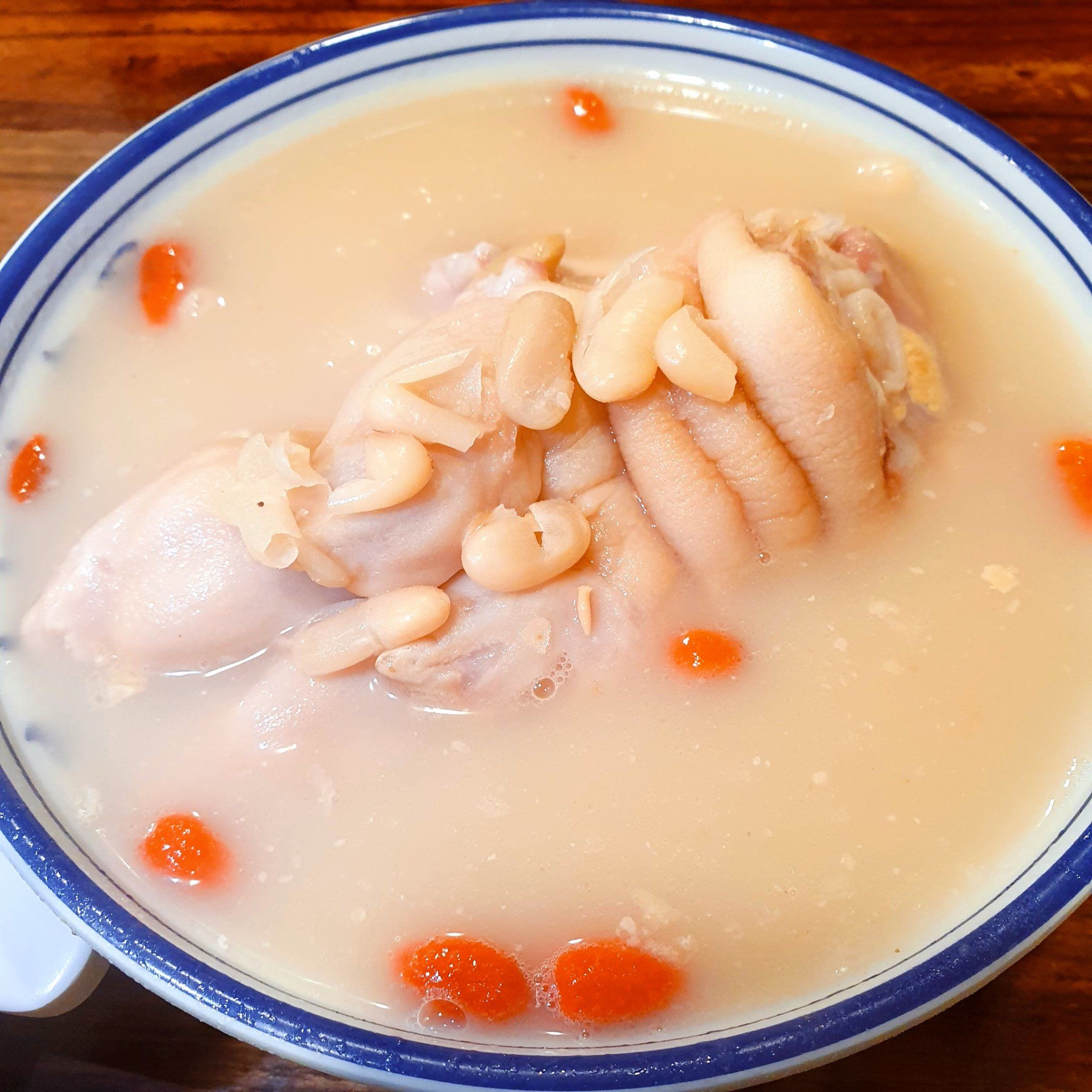 这家猪蹄没有腥味,反而一股奶香味,炖的汤有淡