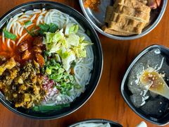 -鸿浩扒猪脚米线